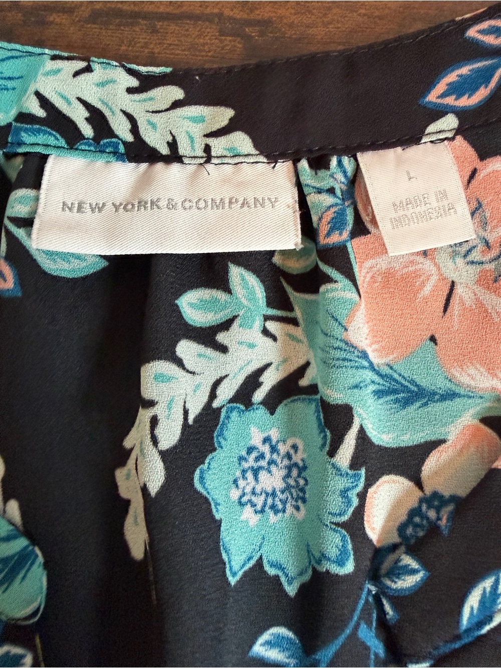 New York & Company Women’s Large Black Floral V-Neck Blouse Short Sleeve - Picture 6 of 11